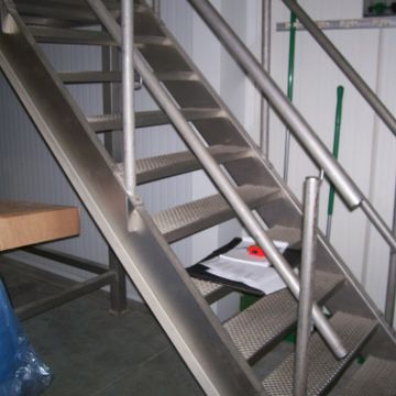 Voorbeeld van een vaste rvs trap