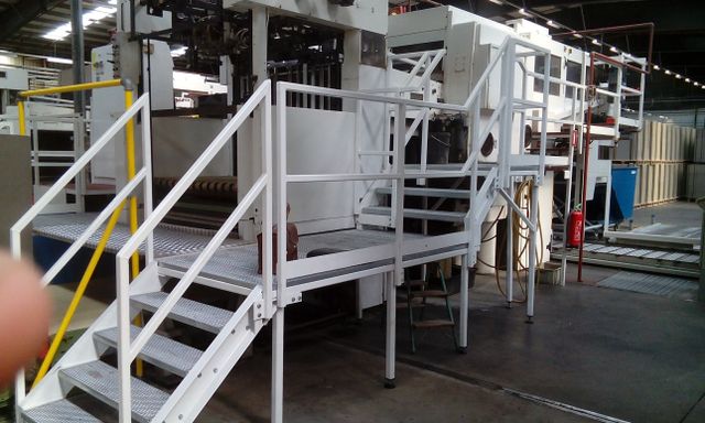 werkbordes met trappen voor veilig bediening van de machine.